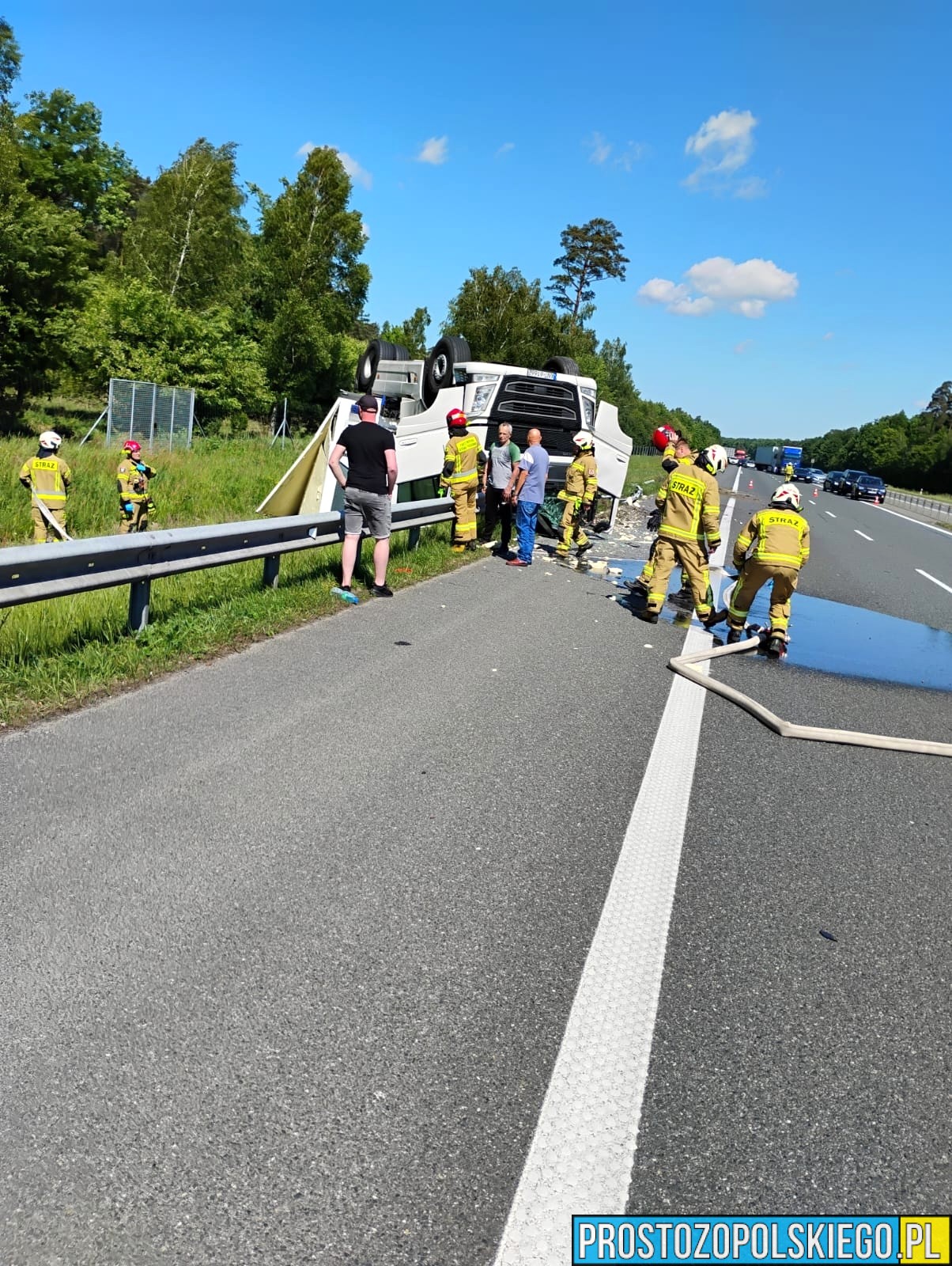 dachowanie ciężarówki, dachowanie na autostradzie, przewrócona ciężarówka z mięsem, dachowanie tirem, wypadek na autostradzie, mięso na autostradzie, wypadek tira na a4, 