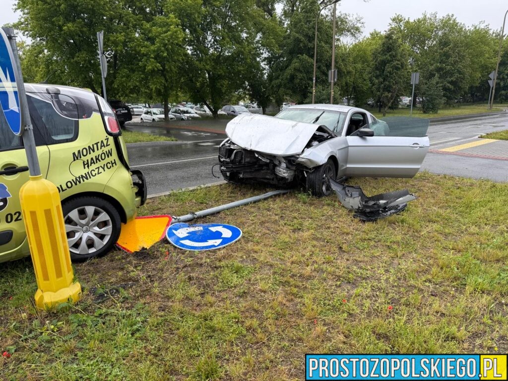 wypadek na witoza w Opolu, mustang rozbity, sprawca zakuty w kajdanki, kierowca w kajdankach, sprawca zatrzymany przez policję, rozbił mustanga, 