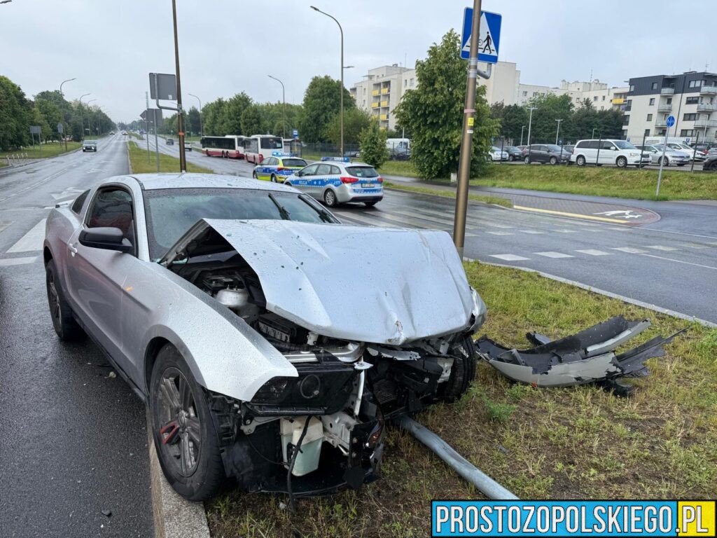 wypadek na witoza w Opolu, mustang rozbity, sprawca zakuty w kajdanki, kierowca w kajdankach, sprawca zatrzymany przez policję, rozbił mustanga, 