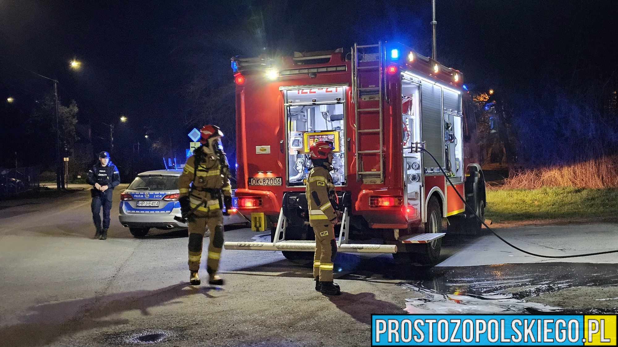 Nocny pożar w Trzeboszowicach – kilkanaście dostawczaków w ogniu, straty idą w miliony