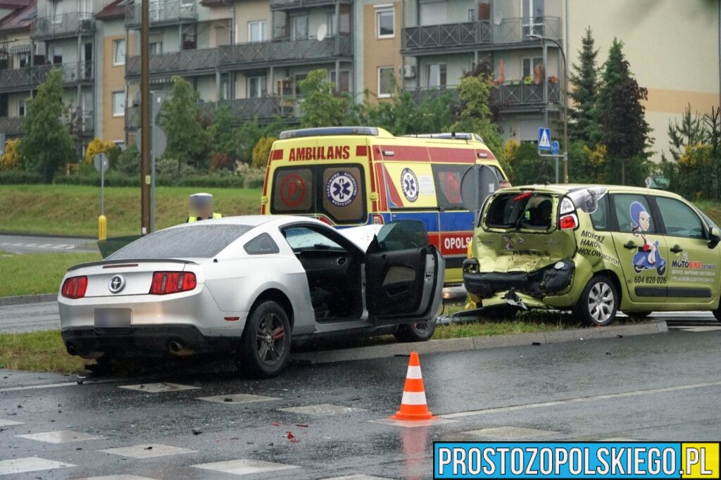 wypadek na witoza w Opolu, mustang rozbity, sprawca zakuty w kajdanki, kierowca w kajdankach, sprawca zatrzymany przez policję, rozbił mustanga, 