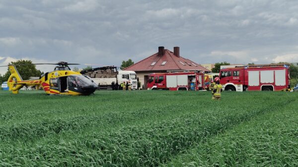 Poważny wypadek w Kluczborku. Ciężarówka potrąciła pieszą, kobieta zabrana śmigłowcem LPR