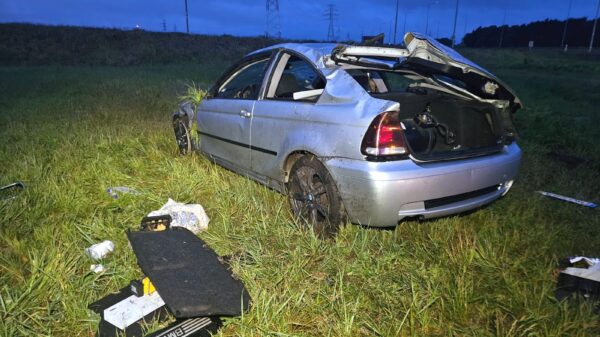 Groźny wypadek w Zawadzie – BMW dachowało, jedna osoba w szpitalu