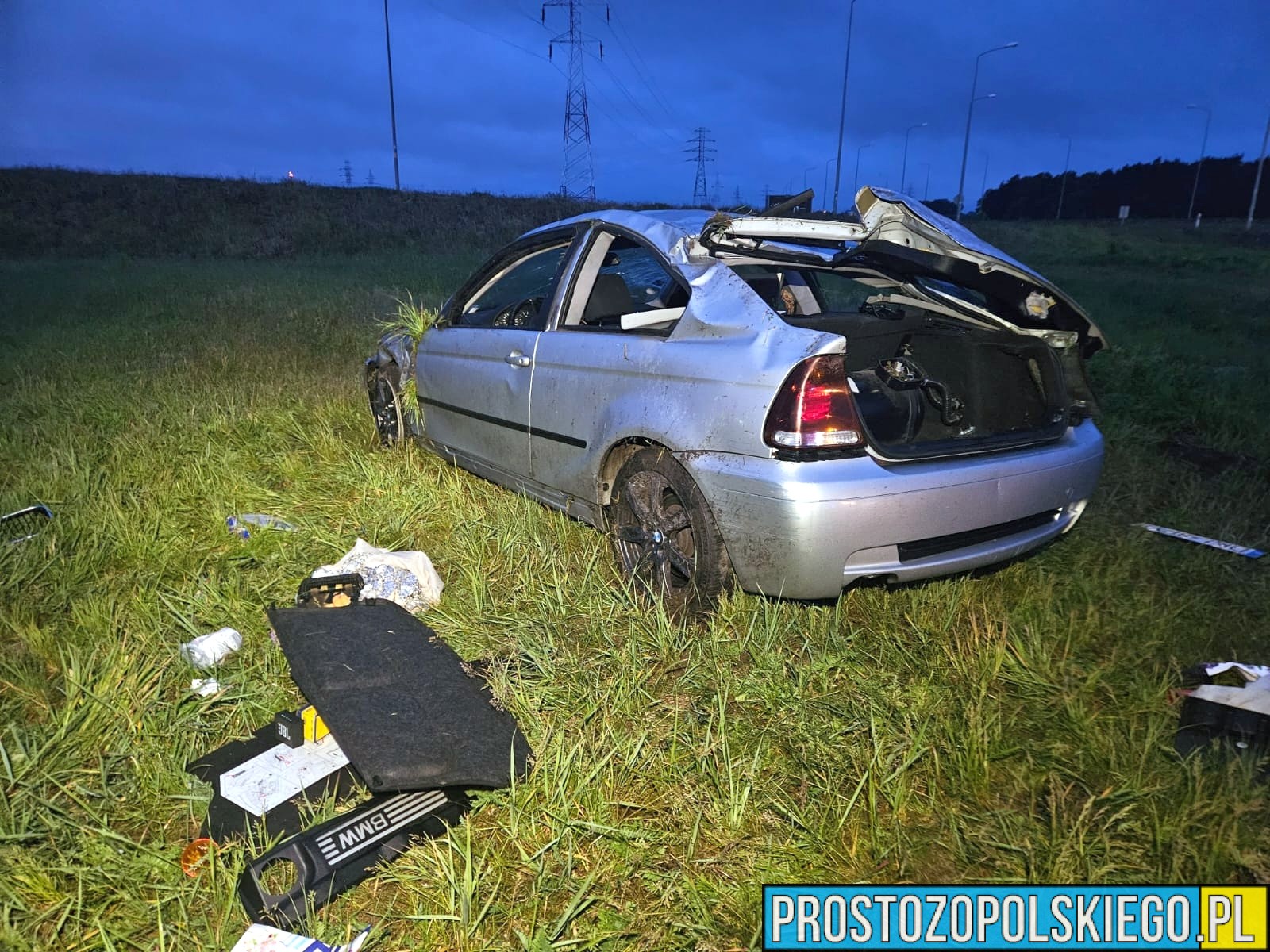 Groźny wypadek w Zawadzie – BMW dachowało, jedna osoba w szpitalu