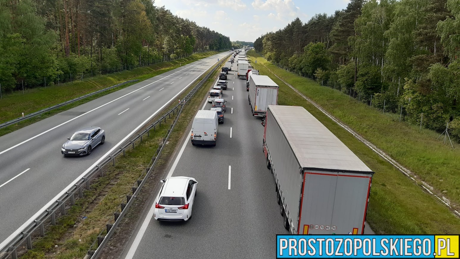wypadek na autostradzie, poważny wypadek na a4, wypadek z cysterną, zderzenie busa z cysterną, 3 osoby poszkodowane w wypadku,