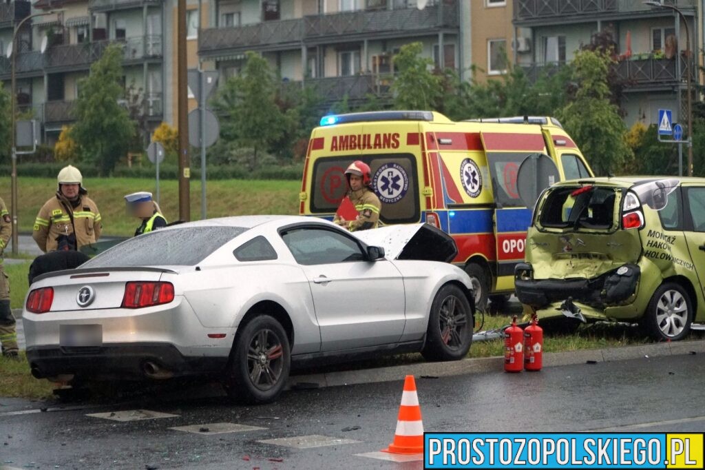 wypadek na witoza w Opolu, mustang rozbity, sprawca zakuty w kajdanki, kierowca w kajdankach, sprawca zatrzymany przez policję, rozbił mustanga, 