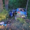 18-latek kierujący autem wjechał w drzewo. Kierowca i 16-letni pasażer zostali zabrana do szpitala. Na miejscu lądował LPR