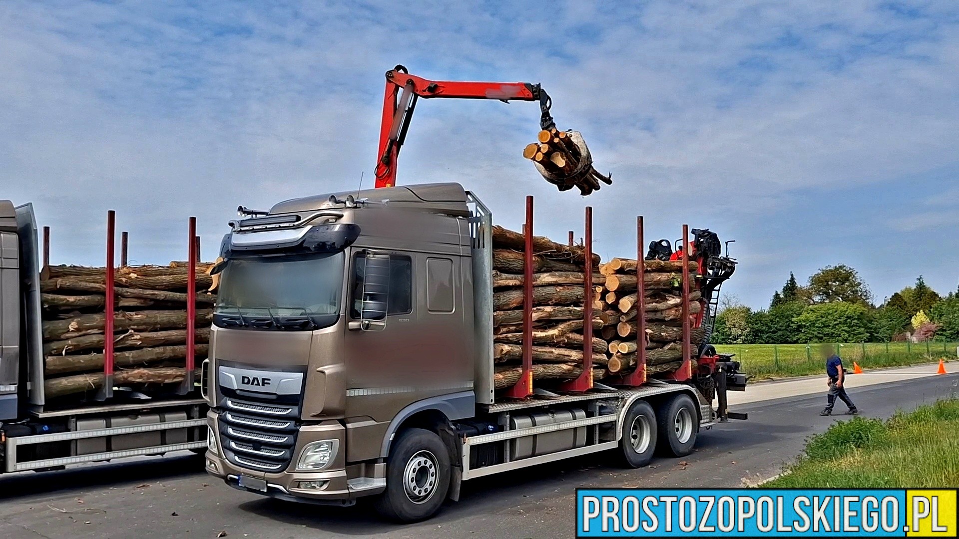 Przeciążony transport drewna zatrzymany przez Inspekcję Transportu Drogowego. Zespół pojazdów ważył ponad 52 tony