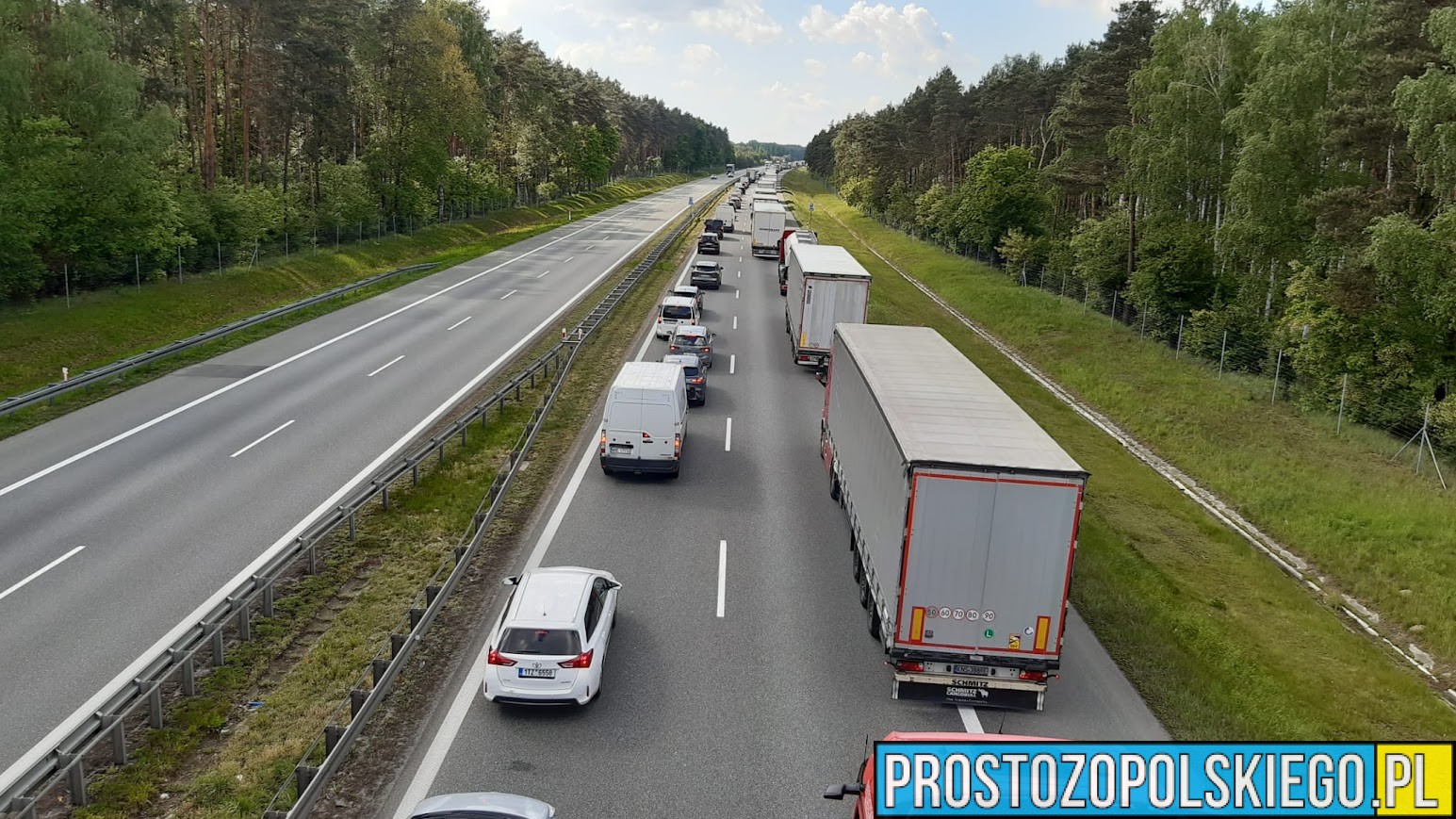 wypadek na autostradzie, poważny wypadek na a4, wypadek z cysterną, zderzenie busa z cysterną, 3 osoby poszkodowane w wypadku,
