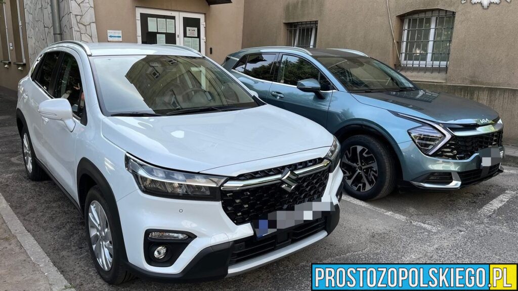 Uroczyste przekazanie nowych radiowozów dla policjantów z Kluczborka
