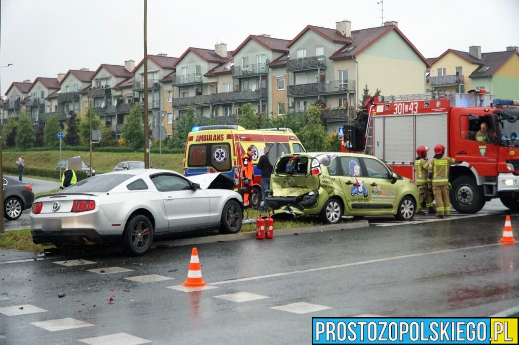 wypadek na witoza w Opolu, mustang rozbity, sprawca zakuty w kajdanki, kierowca w kajdankach, sprawca zatrzymany przez policję, rozbił mustanga, 