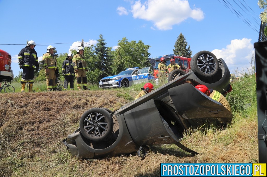 Winów: 73-latka straciła panowanie nad samochodem i zakończyła jazdę dachowaniem w rowie. Jedna osoba trafiła do szpitala.