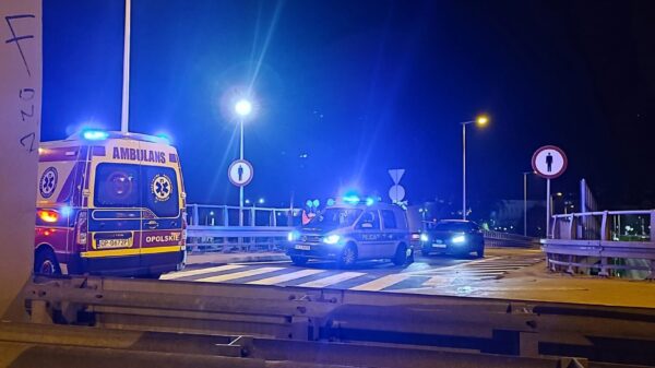 Policjanci uratowali 30-letniego mężczyznę w kryzysie emocjonalnym, który stał na barierce wiaduktu kolejowego w Opolu