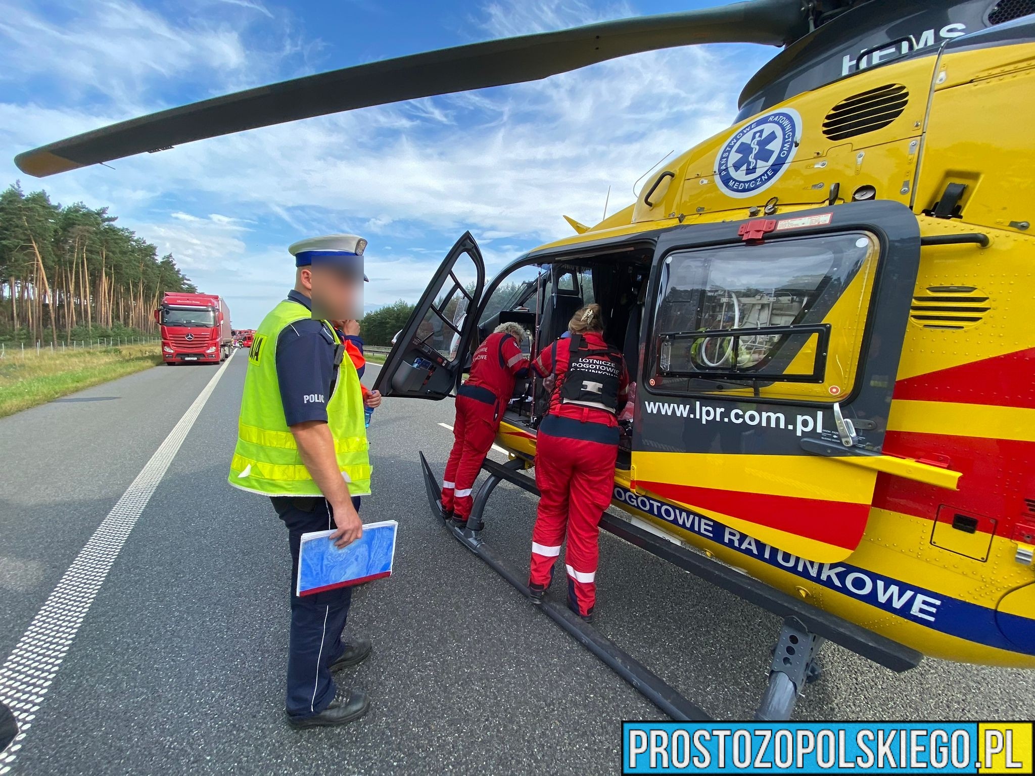 wypadek na autostradzie, poważny wypadek na a4, wypadek z cysterną, zderzenie busa z cysterną, 3 osoby poszkodowane w wypadku,