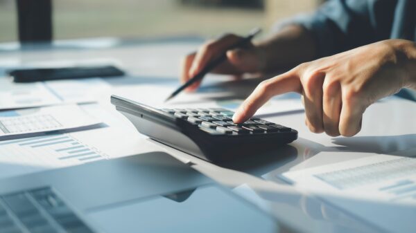 Karty wielowalutowe a tradycyjne konta walutowe – co lepsze dla podróżnika i dlaczego?