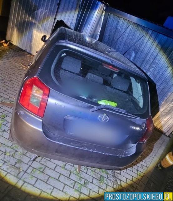 pijany kolumbijczyk, wypadek wypadek zimna wódka, wypadek strzelce, wjechał autem w garaż, staranował posesję,