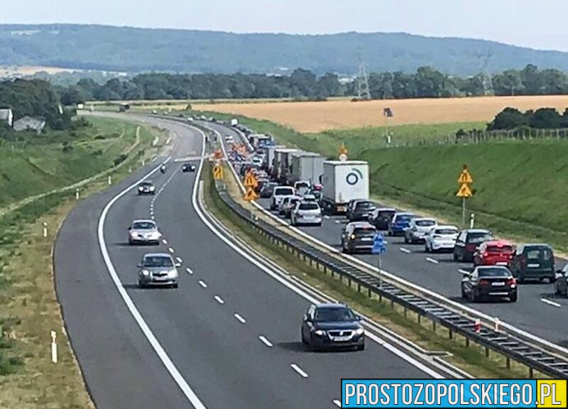 Wypadek 3 samochodów osobowych i ciężarówki na autostradzie A4. Na miejscu lądował LPR
