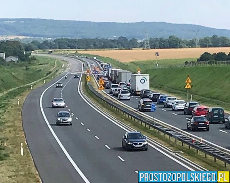 Wypadek 3 samochodów osobowych i ciężarówki na autostradzie A4. Na miejscu lądował LPR