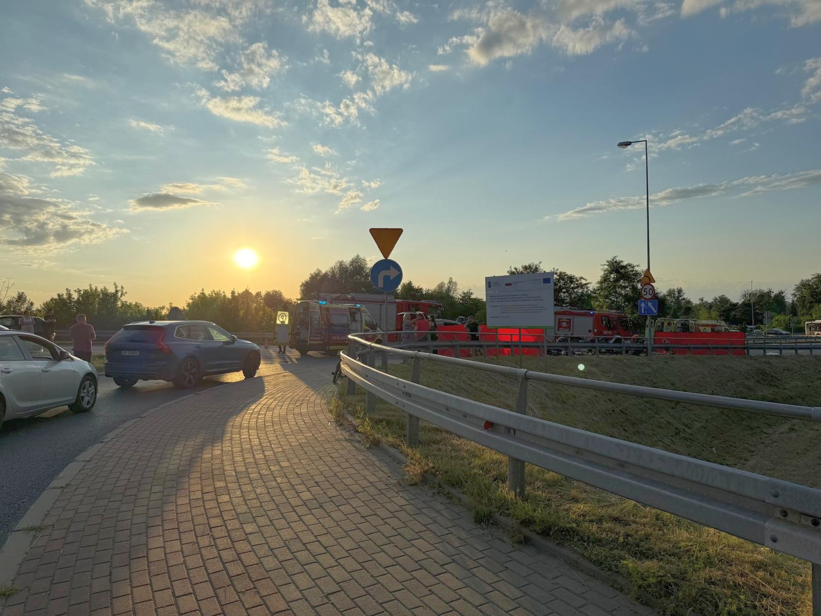 Poważny wypadek na ul. Niemodlińskiej w Opolu. Strażacy wycinali rannych z wraku