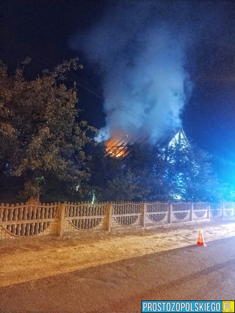 pożar poddasza, pożąr budynku, pożąr poddasza budynku, pożar budynku mieszkalnego,