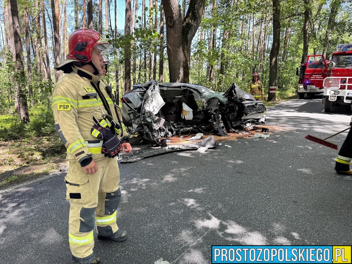 wypadek prószków, wypadek smolarnia, wypadek na dw414, rozbita toyota, rozbite auto na drzewie, poważny wypadek, smolarnia wypadek zderzenie auta z drzewem,