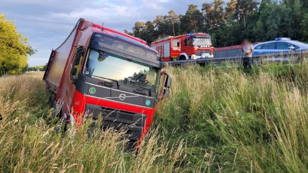 Ciężarówka w rowie na A4 pod Opolem – interweniowały służby ratunkowe