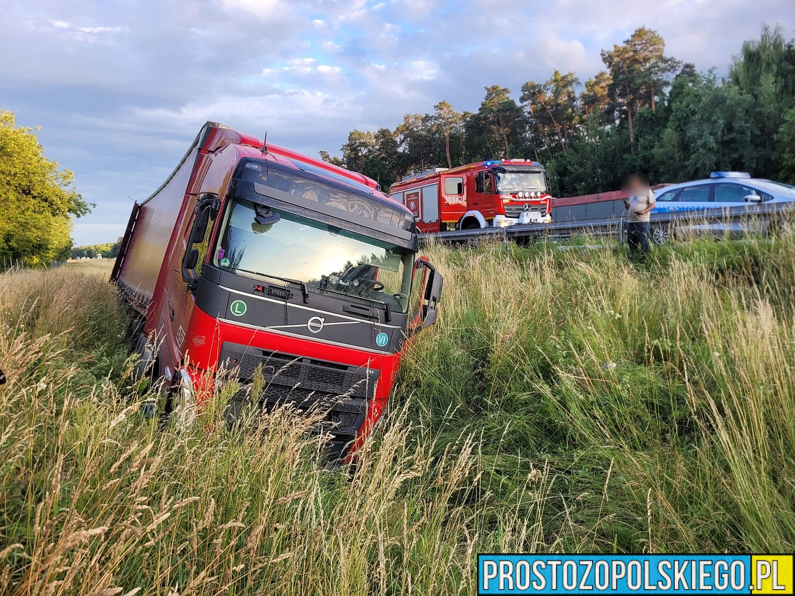 Ciężarówka w rowie na A4 pod Opolem – interweniowały służby ratunkowe
