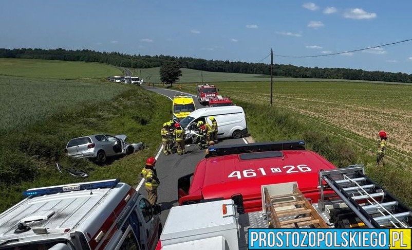 Zderzenie busa z osobówką między Kamiennikiem a Zurzycami. Trzy osoby ranne, jedna zakleszczona