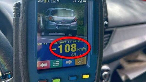 75-latek jechał 108 km/h przez wieś – tłumaczył, że spieszy się pomóc koledze. Stracił prawo jazdy i dostał 13 punktów karnych