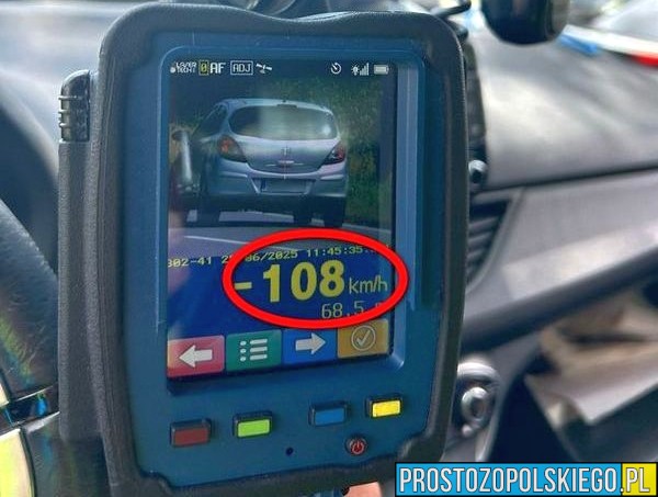 75-latek jechał 108 km/h przez wieś – tłumaczył, że spieszy się pomóc koledze. Stracił prawo jazdy i dostał 13 punktów karnych
