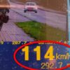 Pędził mercedesem przez wieś 114 km/h. Stracił prawo jazdy i dostał 14 punktów karnych