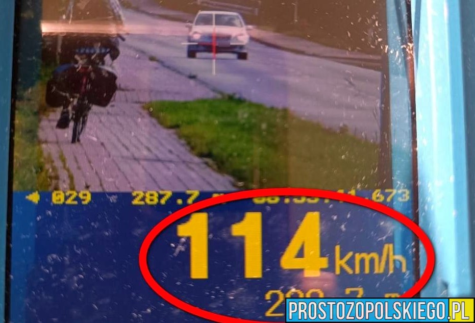 Pędził mercedesem przez wieś 114 km/h. Stracił prawo jazdy i dostał 14 punktów karnych