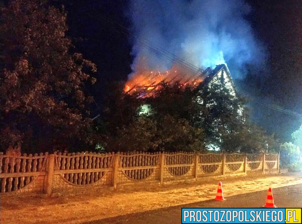 pożar poddasza, pożąr budynku, pożąr poddasza budynku, pożar budynku mieszkalnego,