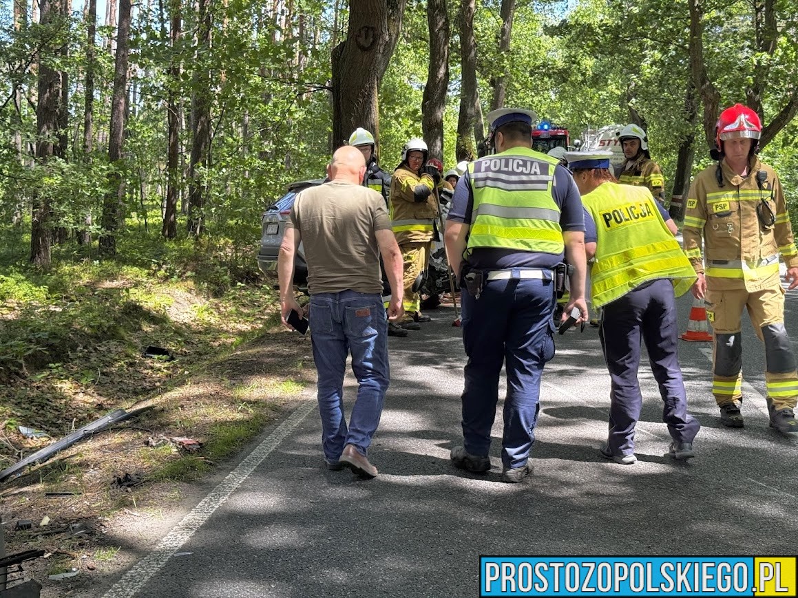 wypadek prószków, wypadek smolarnia, wypadek na dw414, rozbita toyota, rozbite auto na drzewie, poważny wypadek, smolarnia wypadek zderzenie auta z drzewem,