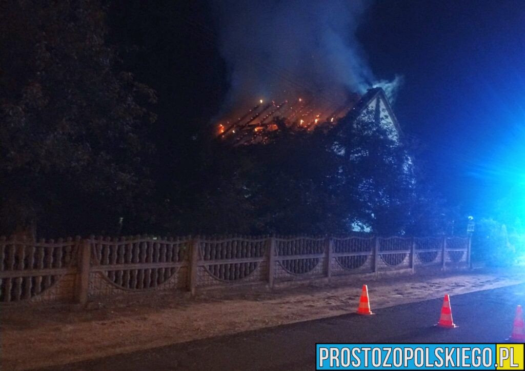pożar poddasza, pożar budynku, pożar poddasza budynku, pożar budynku mieszkalnego,