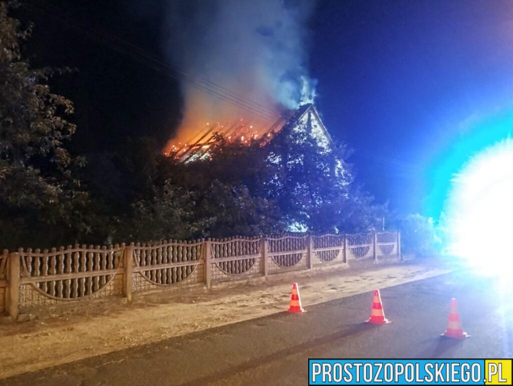 pożar poddasza, pożar budynku, pożar poddasza budynku, pożar budynku mieszkalnego,