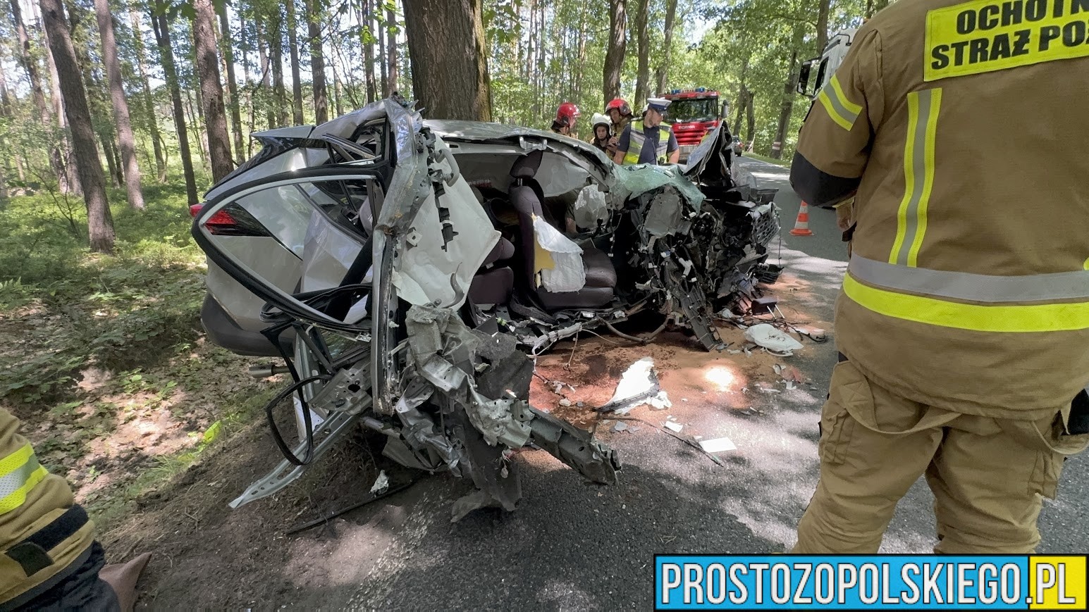 wypadek prószków, wypadek smolarnia, wypadek na dw414, rozbita toyota, rozbite auto na drzewie, poważny wypadek, smolarnia wypadek zderzenie auta z drzewem,