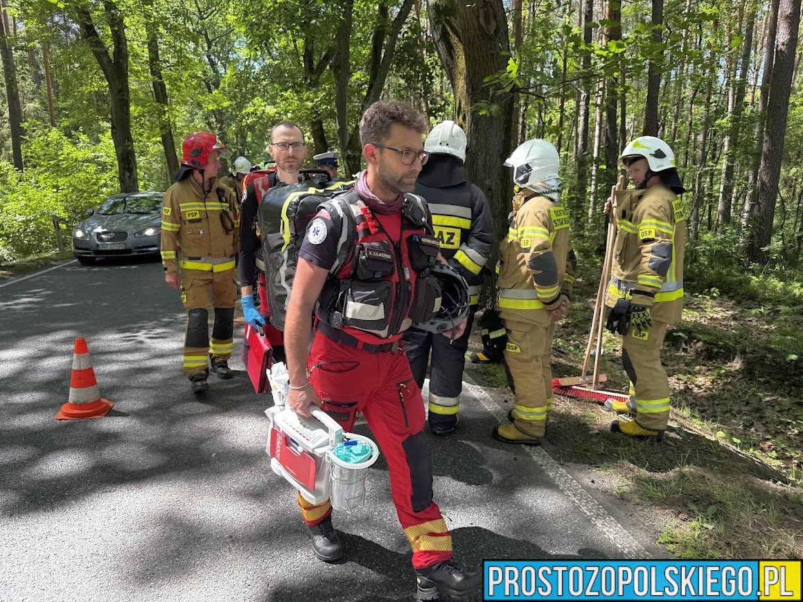 wypadek prószków, wypadek smolarnia, wypadek na dw414, rozbita toyota, rozbite auto na drzewie, poważny wypadek, smolarnia wypadek zderzenie auta z drzewem,