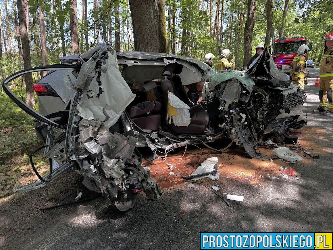 wypadek prószków, wypadek smolarnia, wypadek na dw414, rozbita toyota, rozbite auto na drzewie, poważny wypadek, smolarnia wypadek zderzenie auta z drzewem,