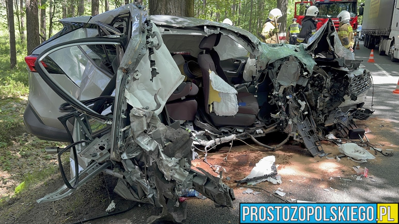 Smolarnia : Toyota rozerwana jak konserwa. 74-latek cudem przeżył!