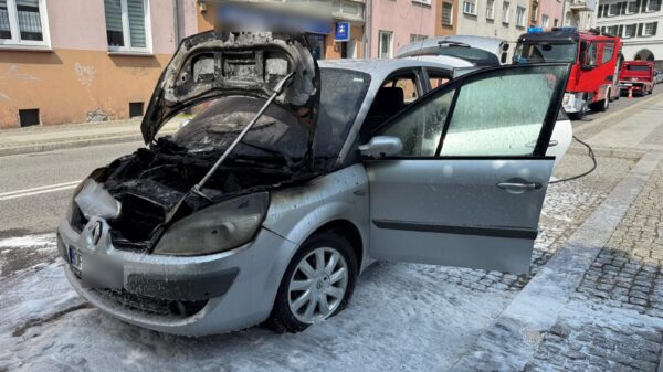 Pożar samochodu na ul. Piastowskiej w Opolu – na szczęście nikt nie ucierpiał