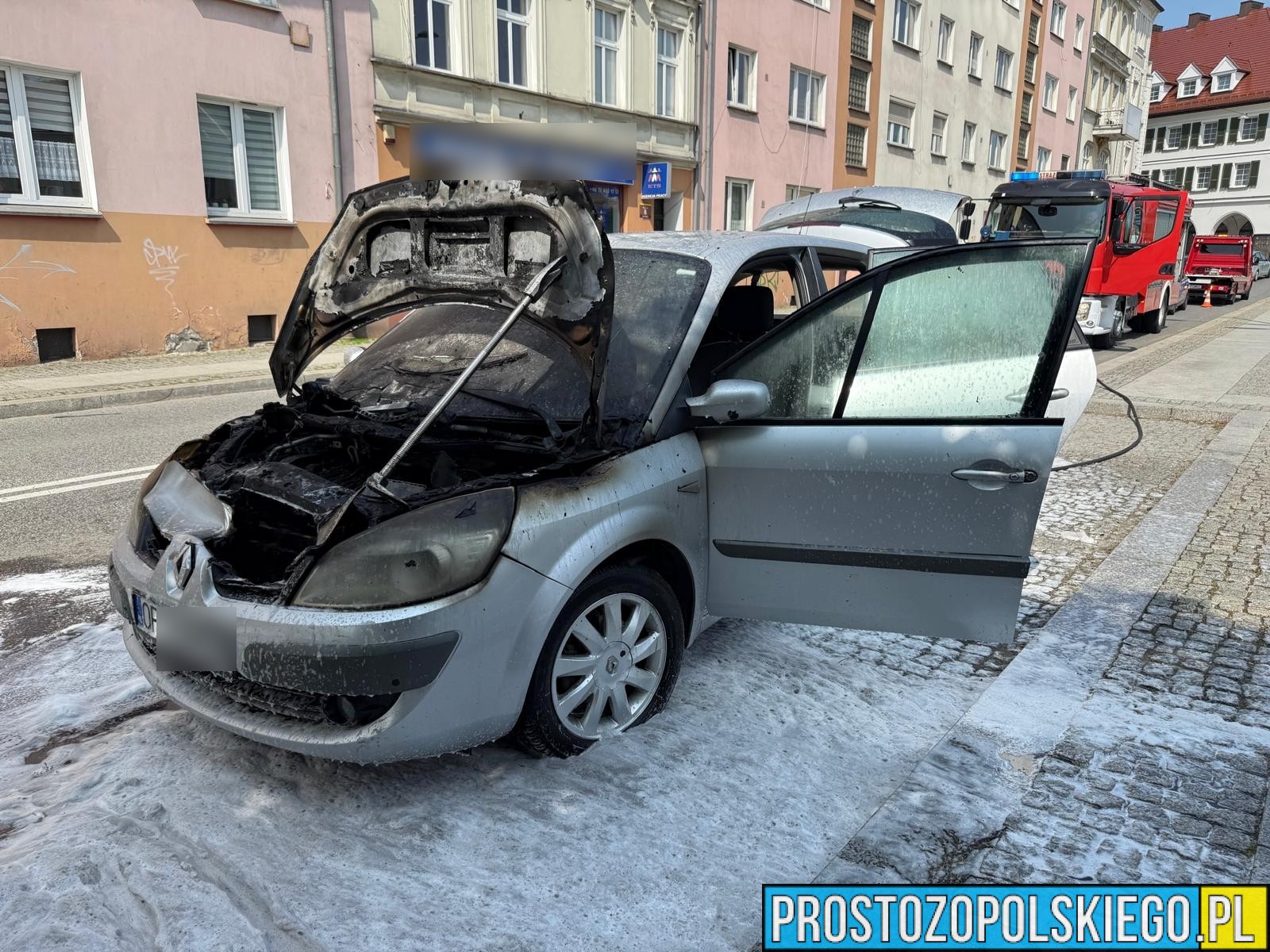 Pożar samochodu na ul. Piastowskiej w Opolu – na szczęście nikt nie ucierpiał