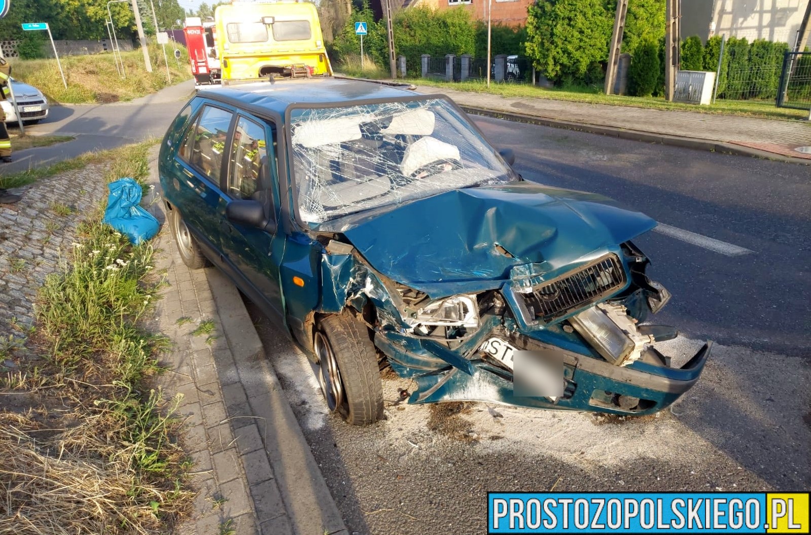 Wypadek w Rozwadzy na DW 423 – zderzenie autobusu ze Skodą, jedna osoba trafiła do szpitala