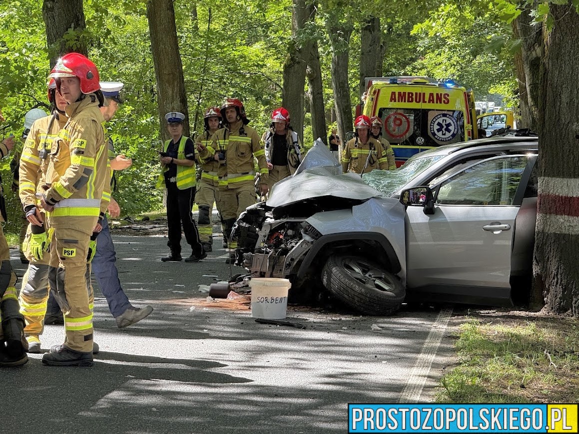 wypadek prószków, wypadek smolarnia, wypadek na dw414, rozbita toyota, rozbite auto na drzewie, poważny wypadek, smolarnia wypadek zderzenie auta z drzewem,