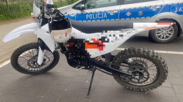 Motocyklowy rajd bez prawa jazdy – zakończony mandatem i interwencją policji