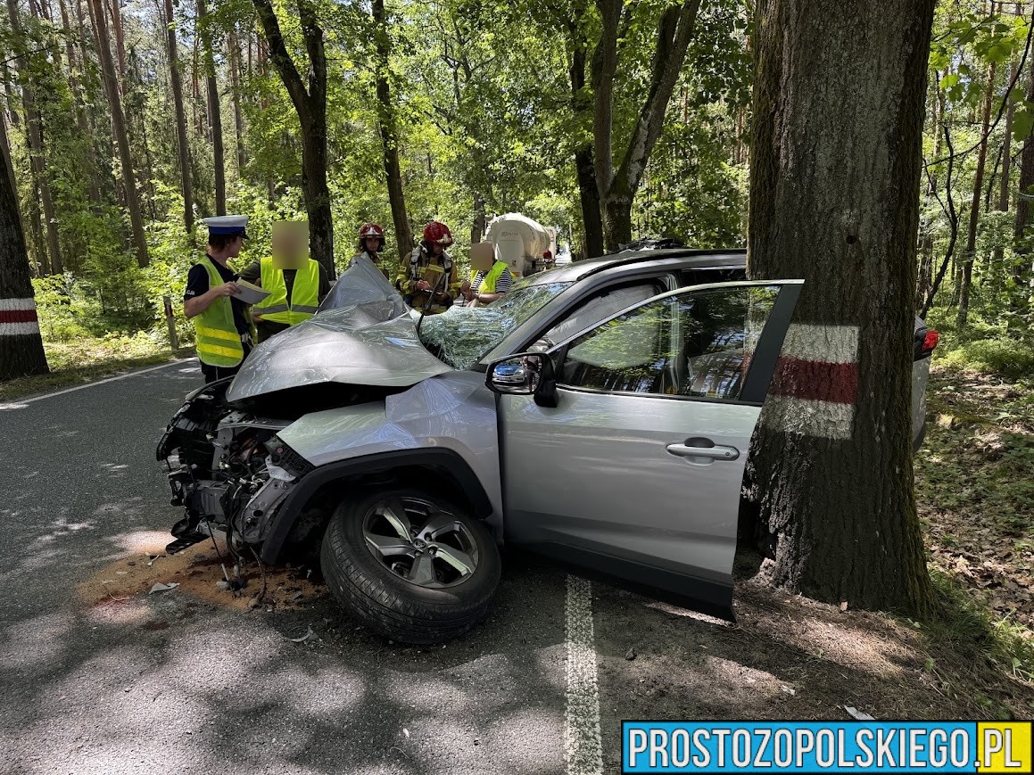 wypadek prószków, wypadek smolarnia, wypadek na dw414, rozbita toyota, rozbite auto na drzewie, poważny wypadek, smolarnia wypadek zderzenie auta z drzewem,