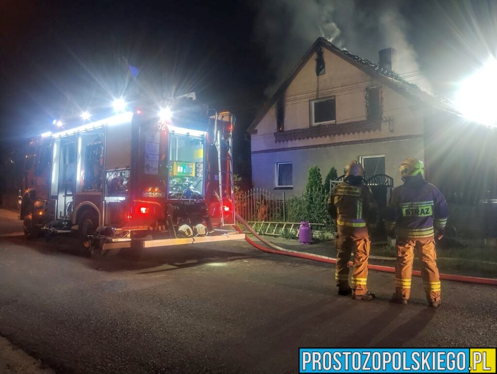 pożar poddasza, pożąr budynku, pożąr poddasza budynku, pożar budynku mieszkalnego,