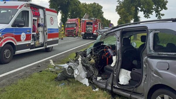 Groźny wypadek na DK11 między Krzywizną a Byczyną. Trzy osoby trafiły do szpitala
