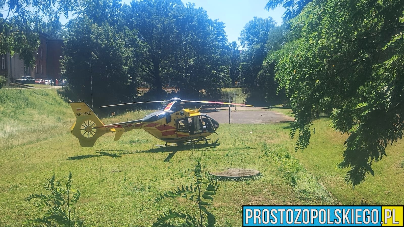 mężczyzna z nożem w klatce piersiowej, zaatakowan nożem, noż, atak nożem, nożownik, raniony nożem, 