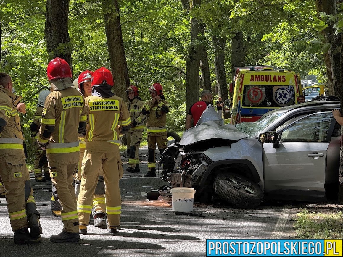 wypadek prószków, wypadek smolarnia, wypadek na dw414, rozbita toyota, rozbite auto na drzewie, poważny wypadek, smolarnia wypadek zderzenie auta z drzewem,
